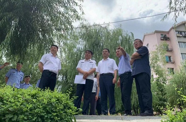 市政府副秘书长张伟,南芬区总河长,区委书记张健,市水务局局长,市河长