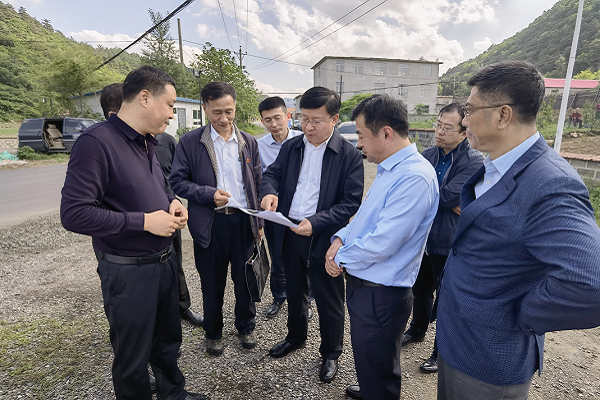 赵爱军一行先后来到桓仁满族自治县木盂子蔡俄堡村和明山区欢喜岭头道