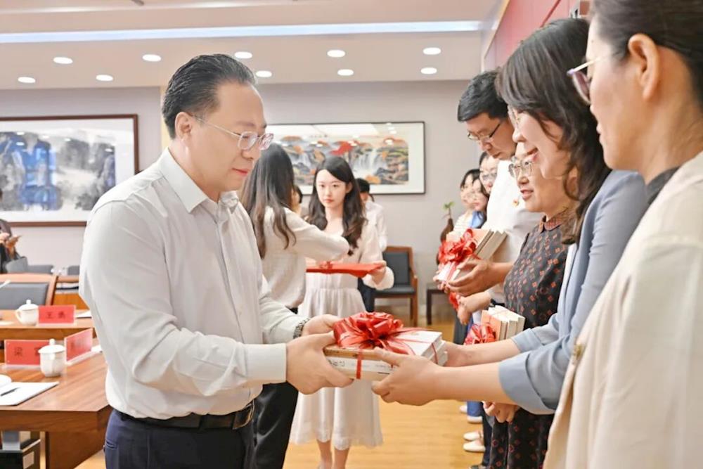 王永威教师节前夕走访慰问一线教师