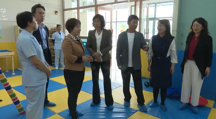 市关工委调研“儿童康复活动之家”项目