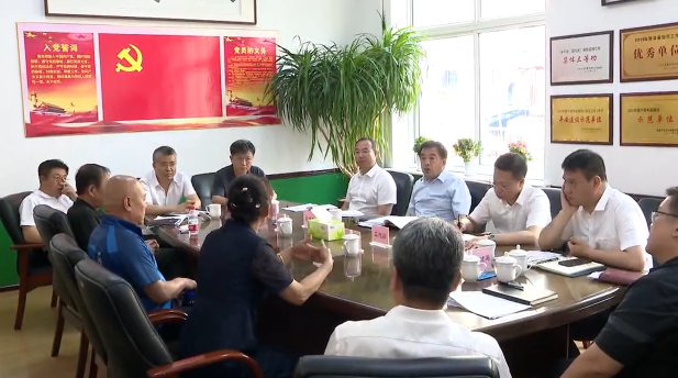吴世民接待来访群众并现场办公推动解决问题