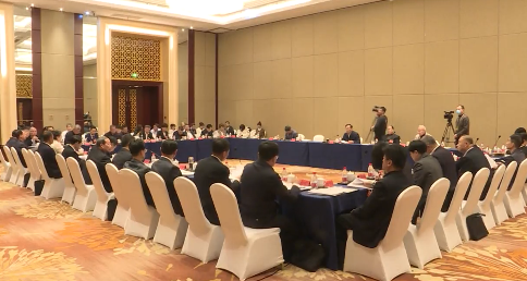 住溪省政协委员认真审议省政协有关工作报告