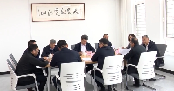 孙付春主持召开信访案件调度会并接待来访群众