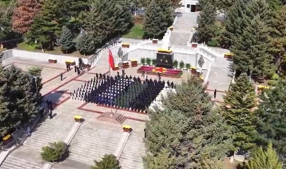 我市举行烈士纪念日向烈士敬献花篮仪式